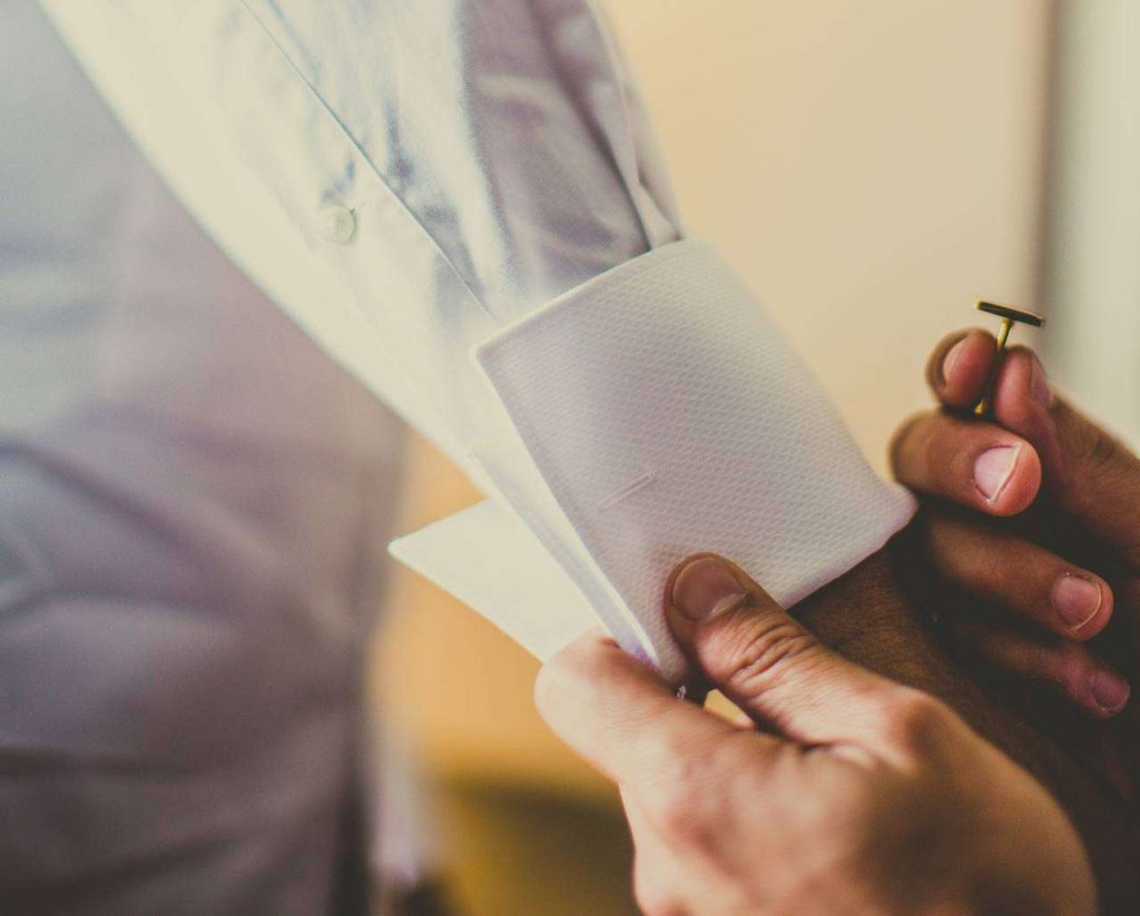 how to put cufflinks on